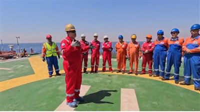 رئيس PMS يتفقد البارج 11 لمتابعة أعمال إنزال الخط البحري بمشروع تنمية حقل الزعفرانة