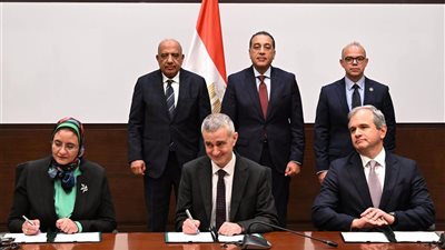 رئيس الوزراء يشهد توقيع اتفاقيتي الاستثمار والتشغيل وشراء الطاقة لمحطة طاقة رياح جبل الزيت قدرة 580 ميجاوات بقيمة استثمارية 420 مليون دولار