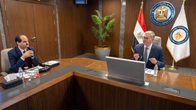 وزير البترول يتابع مع قيادات شركة إيجاس سير العمل والتحديات الحالية