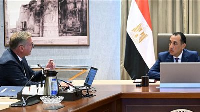 رئيس الوزراء يتابع مع وزير البترول عدداً من ملفات العمل