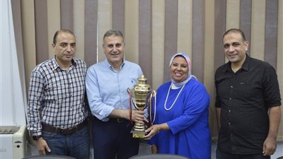 صبحي يكرم أبطال العامرية للبترول في كمال الأجسام وتنس الطاولة