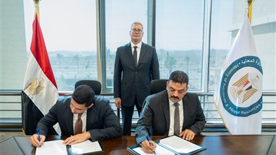 وزير البترول يشهد توقيع مذكرة تفاهم بين هيئة الثروة المعدنية وجينيسيس المصرية للتعدين*