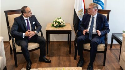 وزير البترول يبحث مع «هاليبرتون» زيادة الإنتاج بأساليب الحفر الأفقي والتكسير الهيدروليكي