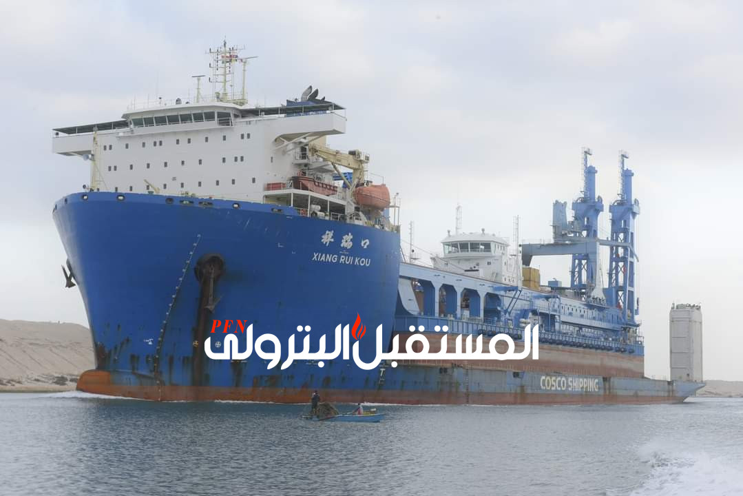 قناة السويس تشهد عبور السفينة الحاملة للكراكة"مهاب مميش"