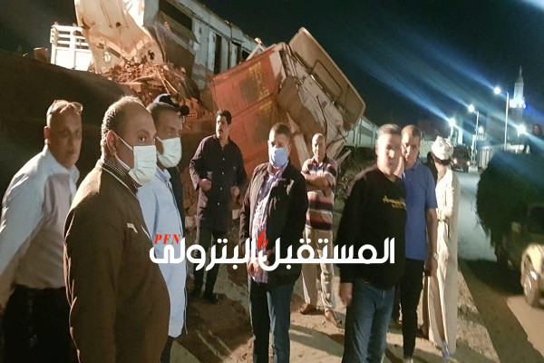 القيادات التنفيذية يتابعون إزالة أثار حادث تصادم قطار مع سيارة نقل بمزلقان قرية عامر بالسويس