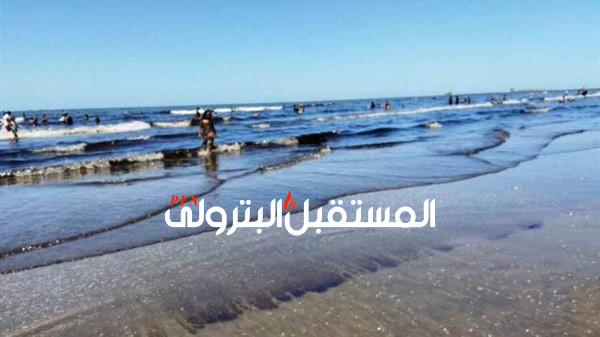 محافظة بورسعيد تبدأ في التخلص مع بقعة الزيت الملوثة للشاطئ
